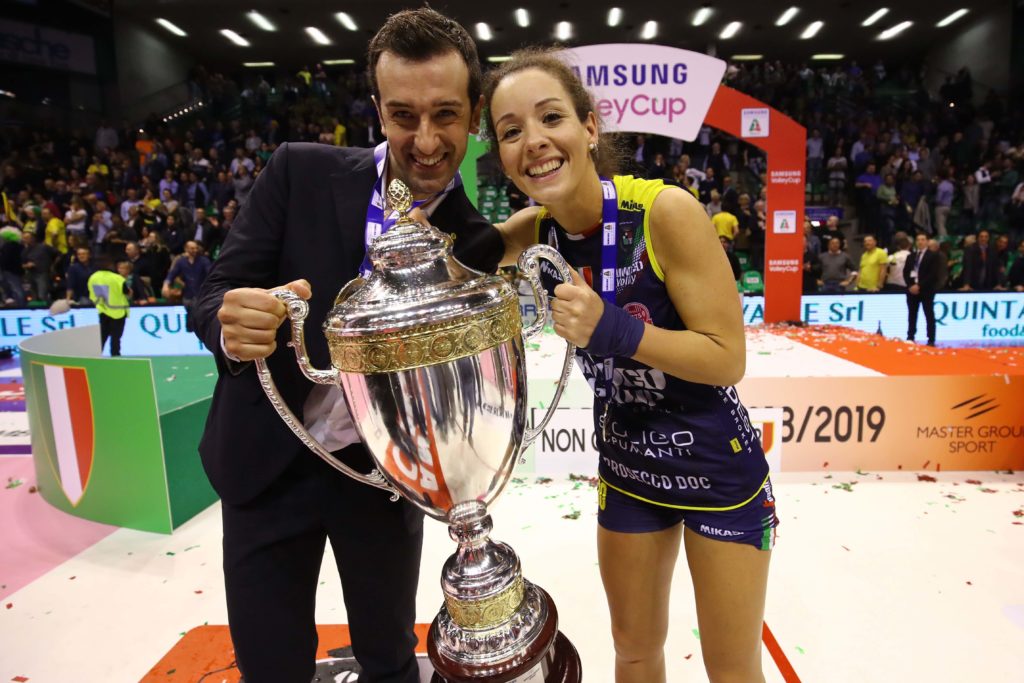 Daniele Santarelli e Monica De Gennaro con la Coppa di Campione d'Italia